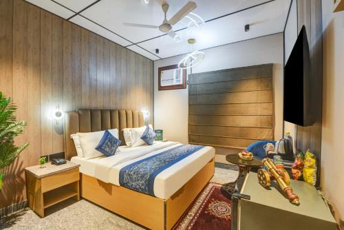 JS Residency Luxe Collection Hotel Near Nizamuddin Railway Station