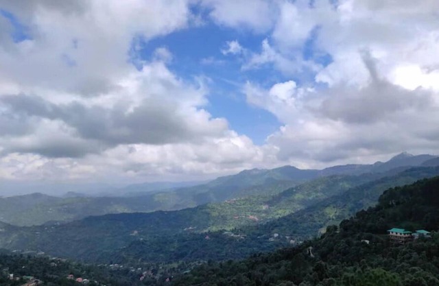 Jujurana-Spacious 2BHK:Valley Views, Balcony, Wifi