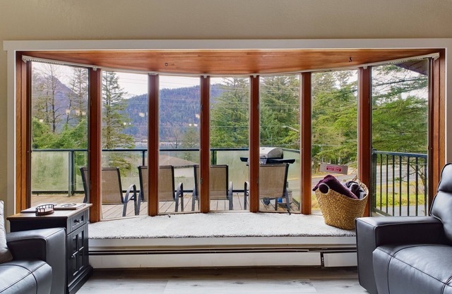 Juneau 3 bedroom home with Ocean & Mountain Views