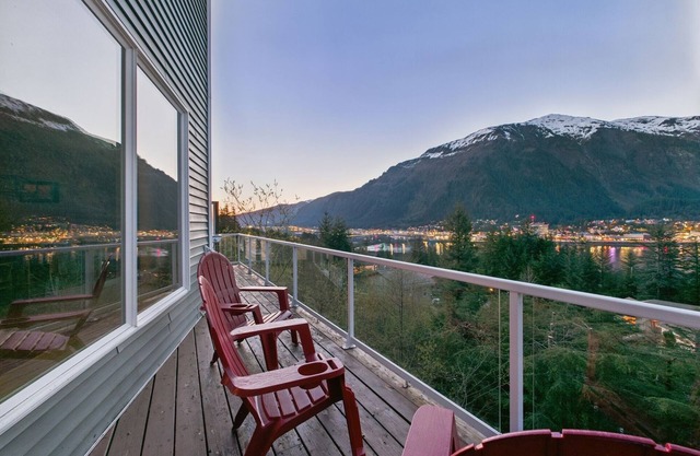 Juneau Escape | Ocean Views, Deck & Soaking Tub