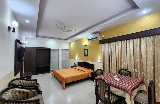 Jungle Babbler Tourist Resort