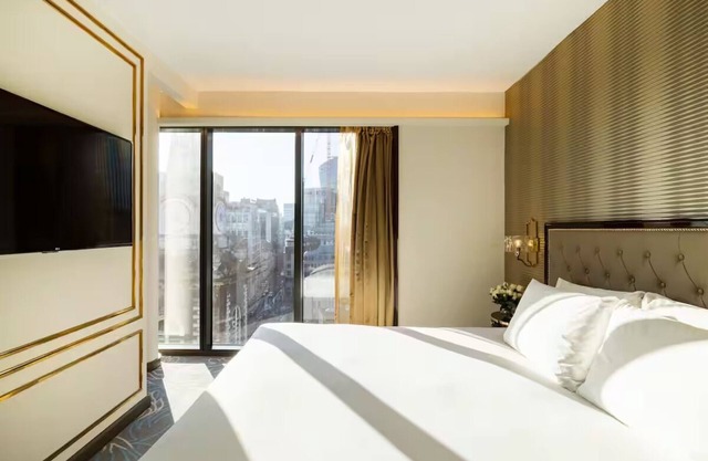 Junior Suite in East London – Walk-In Shower, City Views