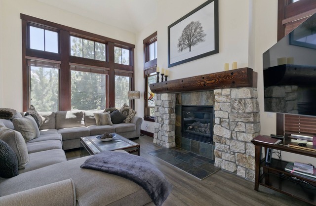 Juniper Crest 25 5-Star Townhome with Breathtaking Views, Ski Back Trail from Eagle Lodge by RedAwning