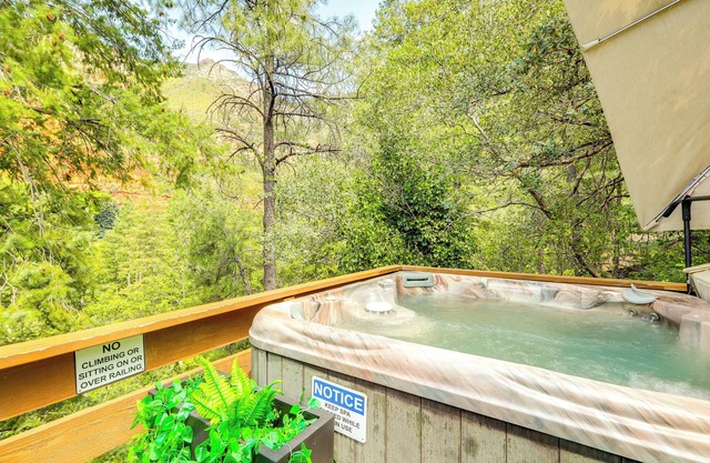 Junipine Resort Luxury Creek Home w/Spa & Views!