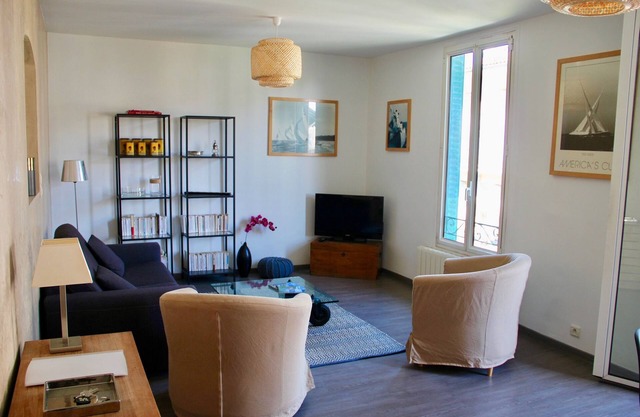 Just a stone's throw from the beach, a charming family apartment.