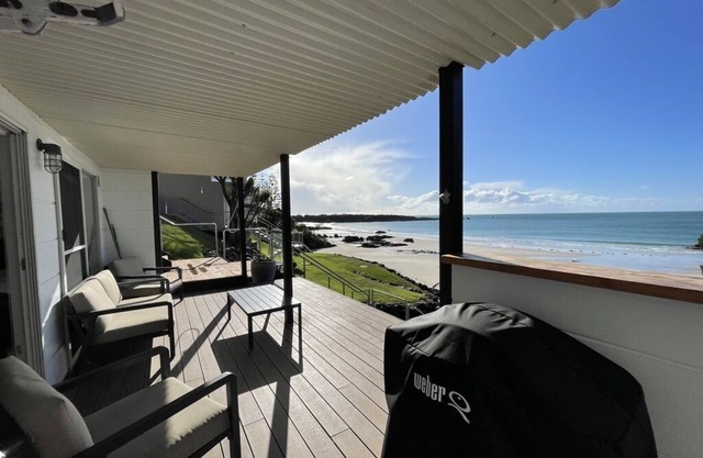 Just Relax & - Absolute beachfront accommodation!