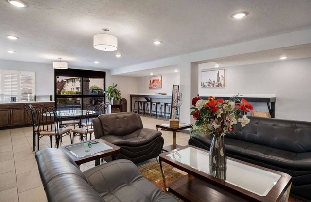 Just What You Were Looking For! Pool, Free Breakfast & Parking, Pets Allowed