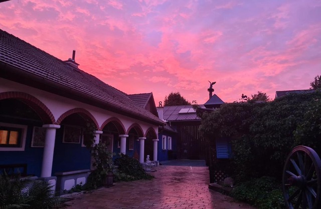 Jutta Deluxe Farmhouse