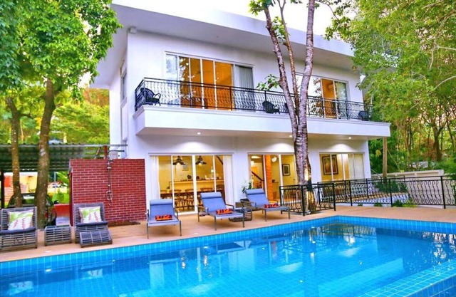 K Chang 6BR, 7 BA w/pool and seaview roof terrace