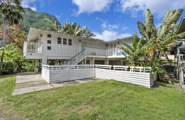 Ka'a'awa Hale by Gather: Home Near Beach & Kualoa Ranch w/Lanais & Ocean View