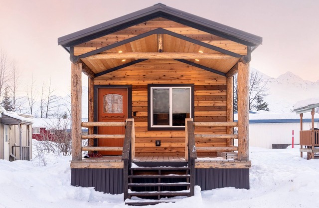 Kade's Cabin | 2 bed 1 bath urban cabin