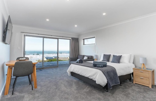 Kaka Point Views Apartment 2