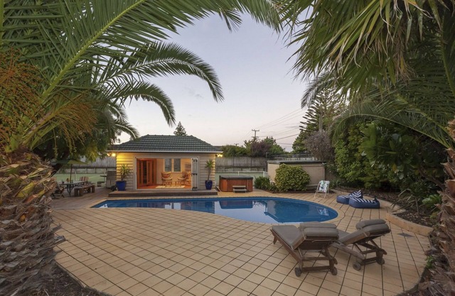 Kapiti Getaway - Fantastic location - Pool, Spa & Tennis Court