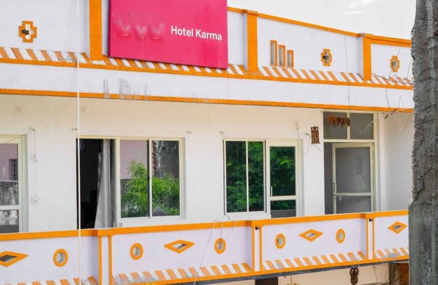 Karma hostel free wifi 5-bedroom hotel in charming Khajuraho with AC
