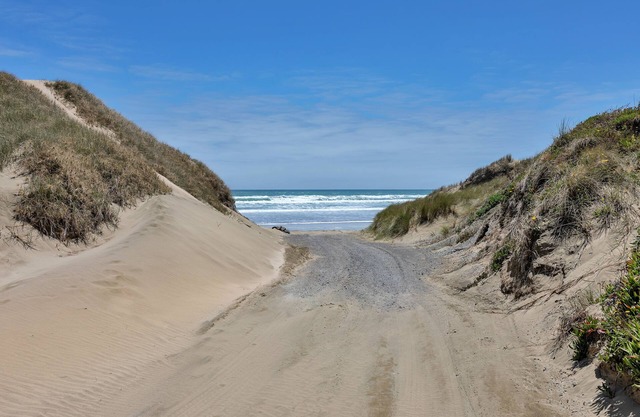 Karo Hut B - Ninety Mile Beachfront Cabin