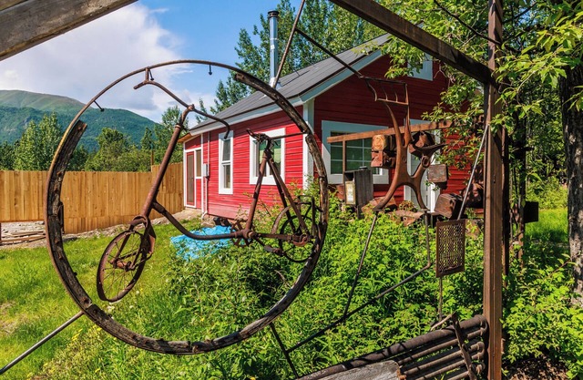 Kate Kennedy House, 1920's Madam's home; Step into 1920 in this unique Cottage