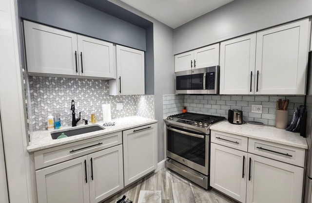 Katherine's Cozy Bungalow! No Check-out List! THREE bedroom with QUEEN beds!