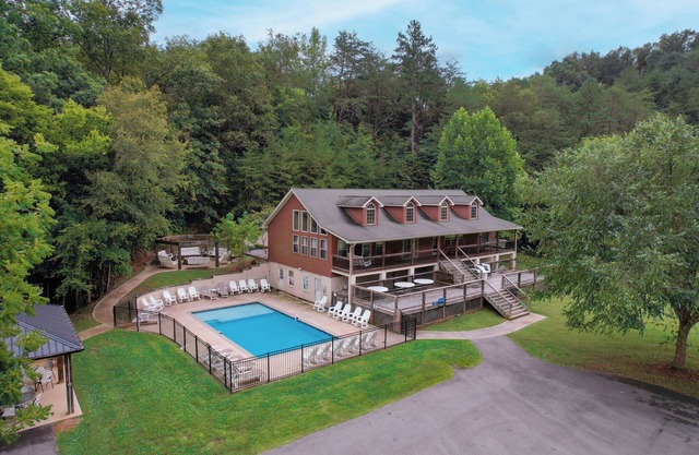 Keaton's Firefly Meadow: OutdoorPool*HotTub*Games*Wifi*FirePit*Yard*Large Groups