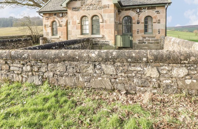 KENNELS, pet friendly, with open fire in Rothesay, Isle Of Bute