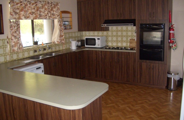 Kev's Place ~ Spacious ~ short walk to the beach ~ Pet Friendly