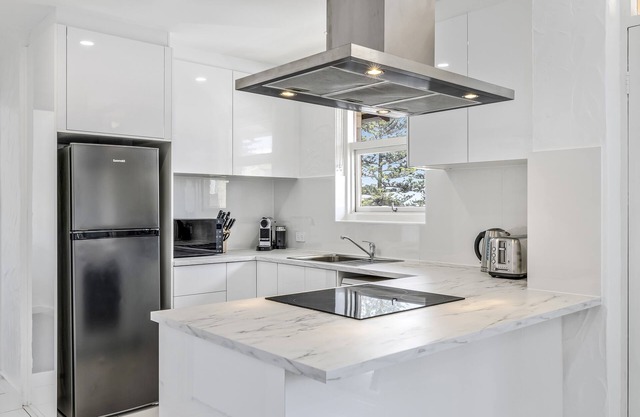 Kezza's In Glenelg | 50m to Glenelg Beach, Parking, WiFi, King Bed & Airport