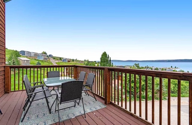 Kickback Kabin - Overlooking Bear Lake, Near Marina!