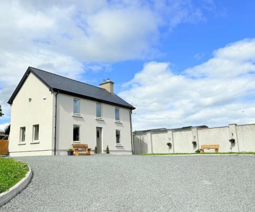 Killarney Old School Road sleeps 6