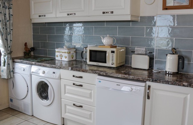 KILLARY BAY VIEW HOUSE, family friendly in Tully, County Galway