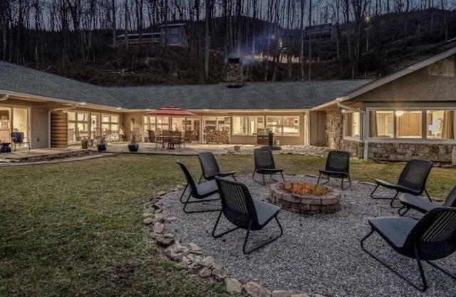 King Bear Downtown-Right off the Gatlinburg strip!