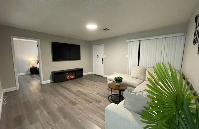 King Bed 2BR Unit Free Parking