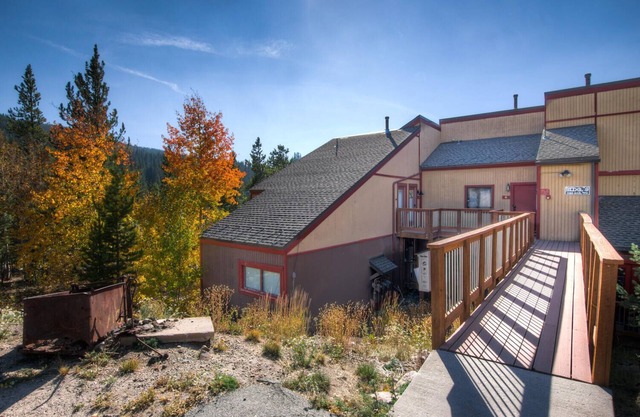 King Bed and Bunks/Office. Free Bus to Town/Skiing. Sweet View!