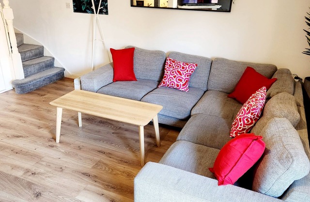 King Bed, Great Location, Close to City Centre/3Arena With Free Private Parking!