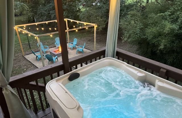King Bed-Hot Tub-Arcade! Perfect for couples and families. Close to I-71.