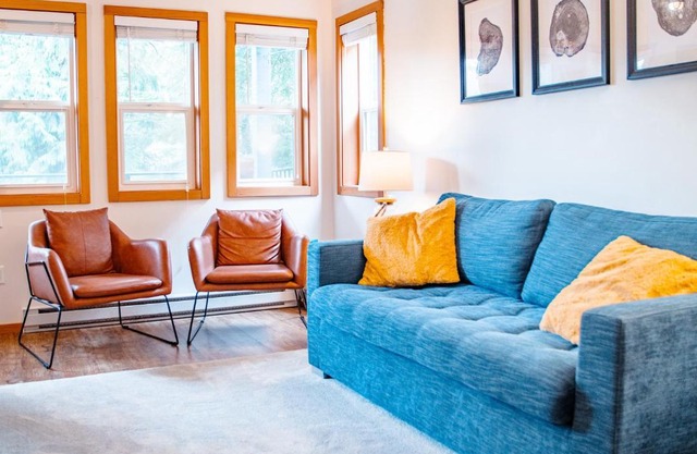 Kingfisher, Waterfront Cabin with Inlet with Mountain Views