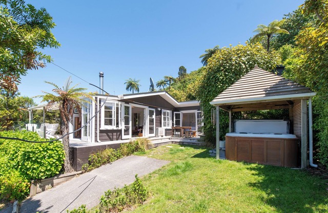 Kiwiana Bach - Lake Tarawera Holiday Home