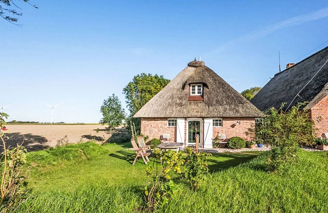 Kleine Reetdachkate by Interhome