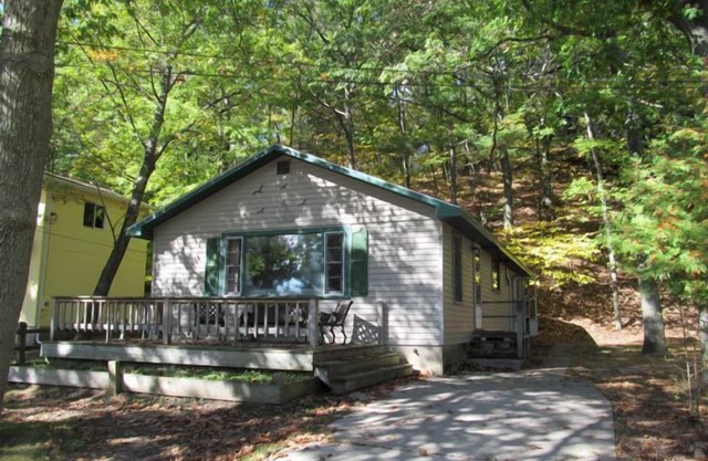 Knotty Pine Cottage Across From Portage Lake And Steps From Lake Michigan & PPI