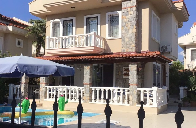 Koca Calis 3-bed Villa with private pool. Close to beach & local transport.