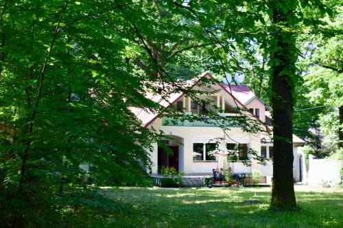 Komfortowe przestronne pokoje z prywatnymi łazienkami blisko Warszawy i Suntago