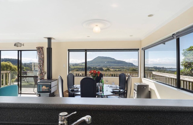 Kuharua Lakeviews- Omori Holiday Home