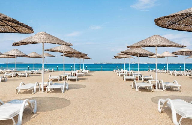 Kum plaja sahip, çocuklar için mini club ve kaydıraklı havuzu mevcut