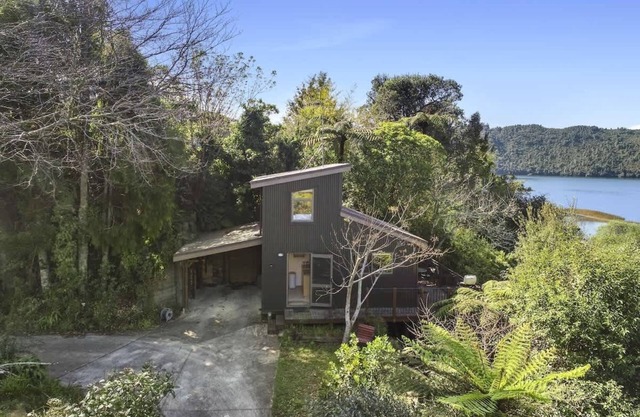 Kundaniwas | Lake Okareka Tiny House + Lake Views