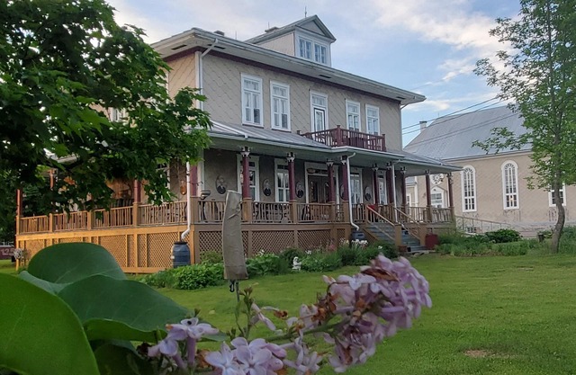 L'Ancien Presbytère de St-Marcel de L'Islet, bâtiment datant de 1882 (5 ch)