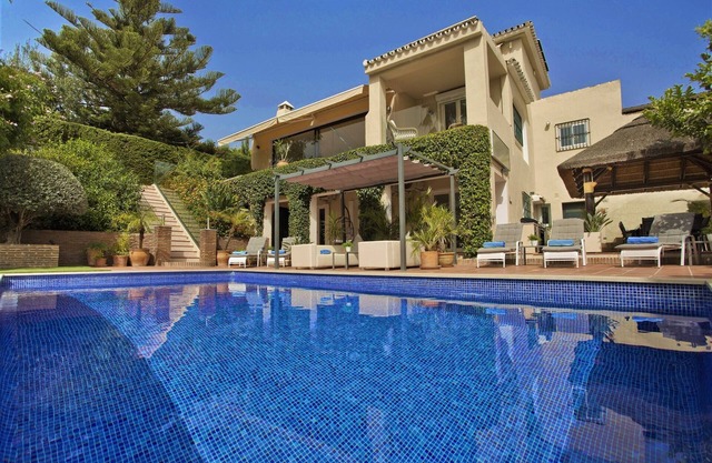 Luxury 5 Bed Villa - HEATED Pool-Jacuzzi-Outdoor Kitchen-Pergola-Table Tennis