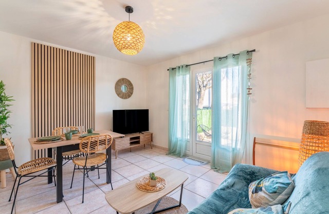 La Bergeronnette – Holiday Home with Terrace in Sorgues