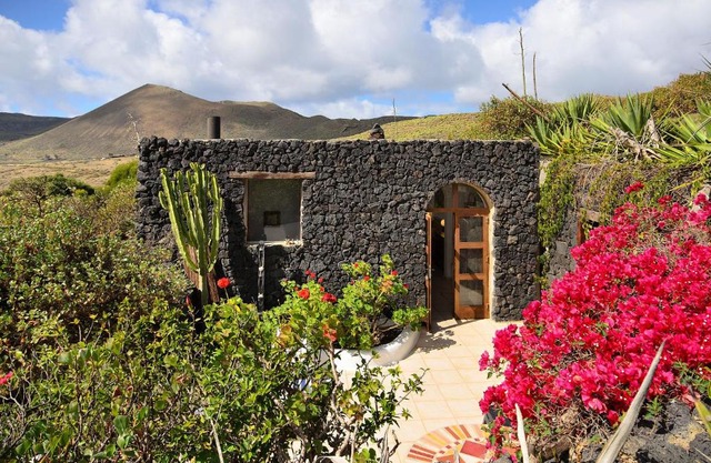 La Bodega - House on volcano with a piano