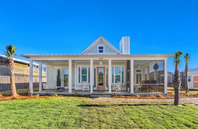 La Buena Vida is a 3BD/3BA, newly built home w/modern amenities, screened-in porch, pet friendly!