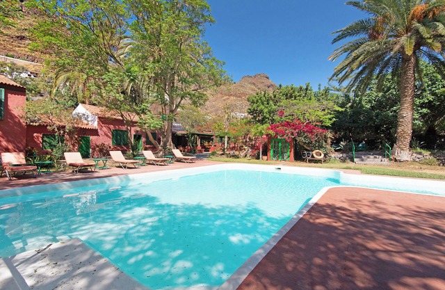 "La Casa Del Molino De Viento" with Mountain View, Private Heated Pool & Wi-Fi