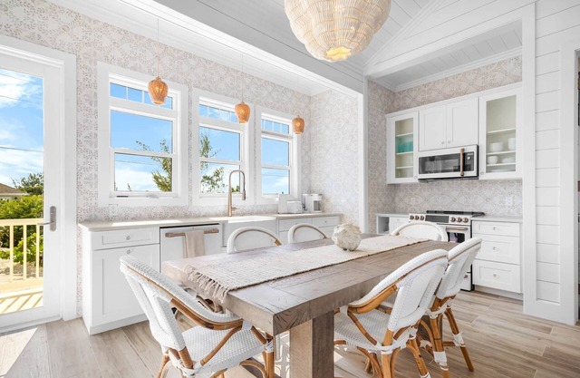La Dolce Vita Cottage - Beachfront w/pool directly on Tropic of Cancer Beach!