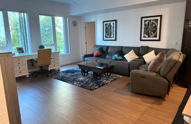 LA Escape: Stylish 2BR King Suite in Vibrant Little Tokyo